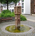 Lösnich, Hauptstr., Brunnen am Gemeindehaus