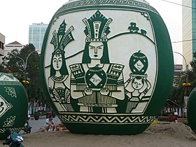 Изображение Ау Ко — слева, в центре — её муж Лак Лонг Куан (2009 год)