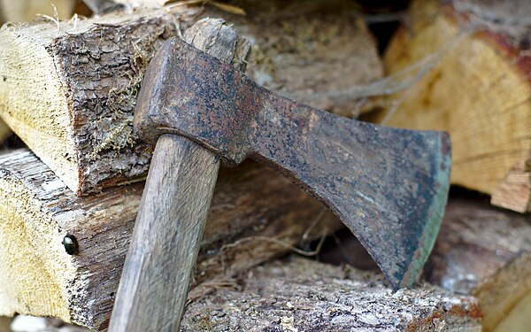 La hache sur le tas de bois