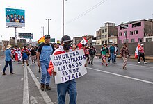 Protester holding a sign that states "Congress, nest of mafioso Fuji-rats sells homeland" La Gran Marcha de los Conos de Lima 04.jpg