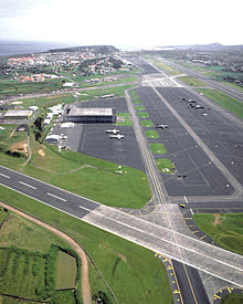 Les pistes de la base aérienne de Lajes aux Açores, Portugal.