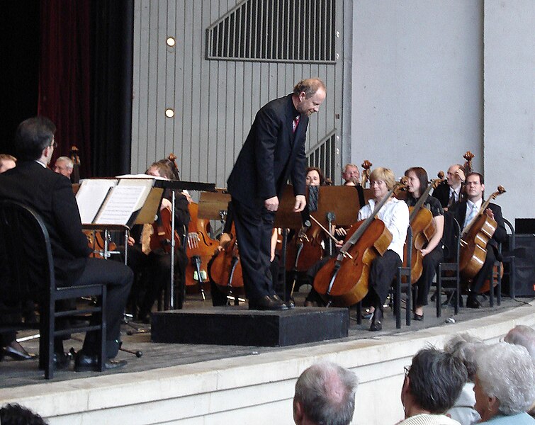 File:LaszloKovacsConductor01.jpg