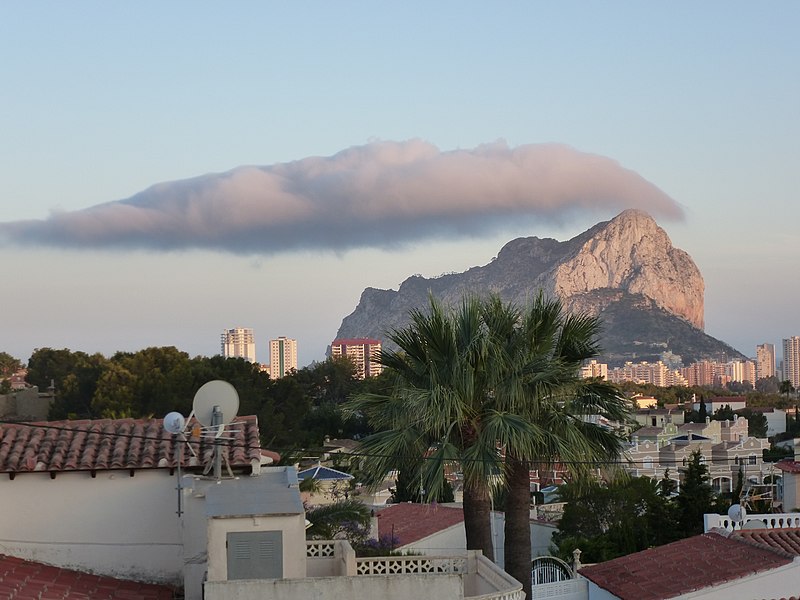 File:Le penon de ifach et son chapeau de nuage - panoramio (1).jpg