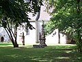 Denkmal im Kirchhof der Gundorfer Kirche, dahinter Kirche