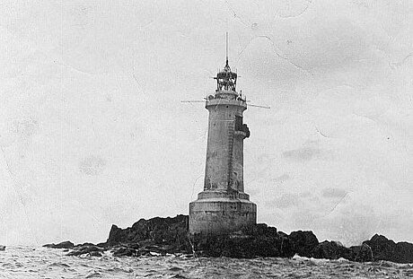 File:LightHouse on Kamen Opasnosti.jpg