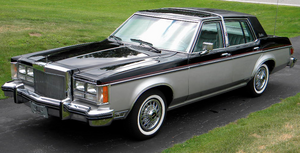 1975–1979 Cadillac Seville: Entstehungsgeschichte, Modellbezeichnung, Modellbeschreibung