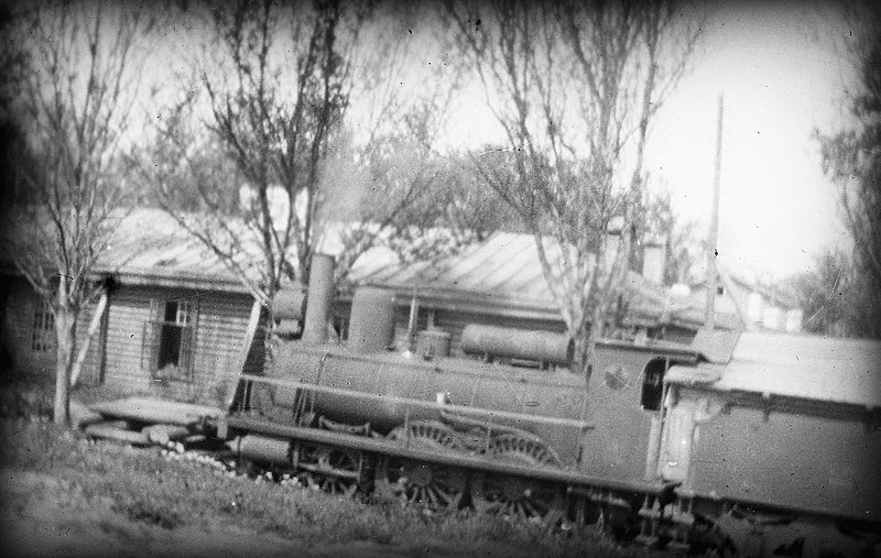 File:Locomotief bij een militair kamp, Bestanddeelnr 19 19.jpg