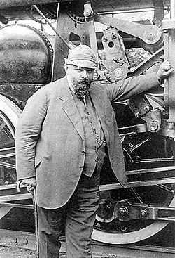 Yuri Lomonosov bij de stoomlocomotief Esh4001 (augustus 1921)