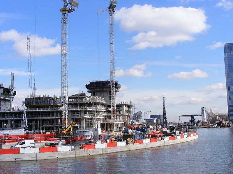 File:London docklands construction site E14.jpg
