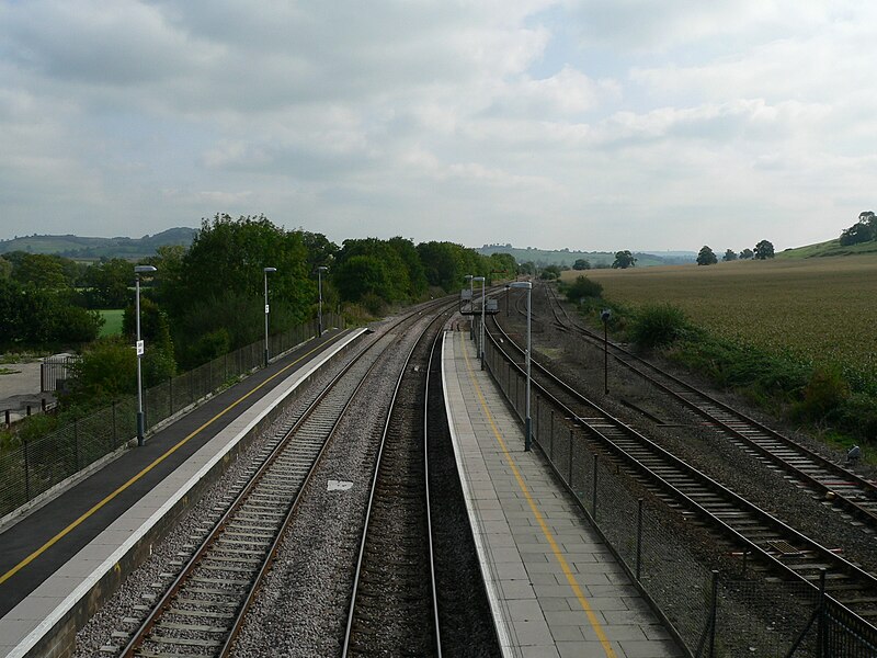 File:Looking east from Castle Cary railway station footbridge 01.jpg