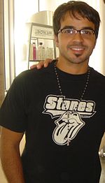 Ein lateinamerikanischer Mann mit schwarzem T-Shirt