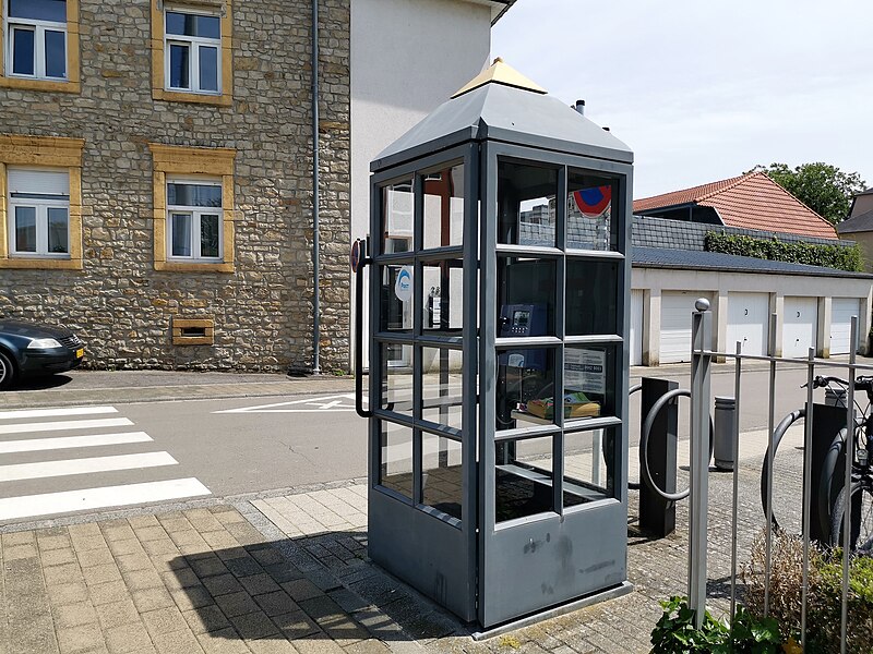 File:Mamer, phone booth Gare.jpg