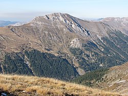 Pohled na nejvyšší vrchol Bogićevice Marijaš (2533 m n. m.) z hory Maja e Ropës