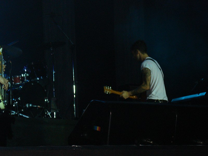 File:Maroon 5 @ HSBC Arena (3012226230).jpg