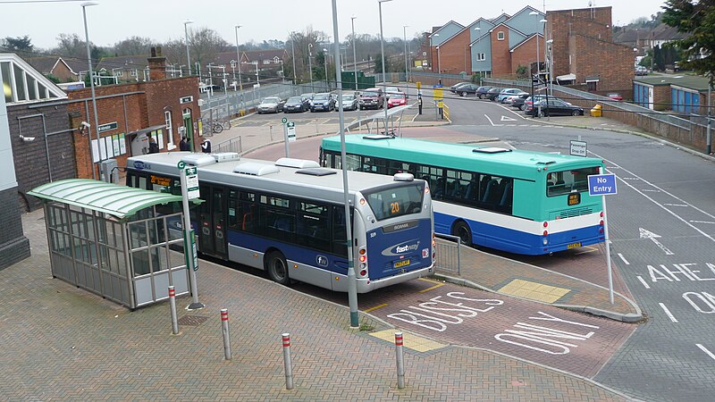 File:Metrobus 559 YN07 LKF and Southdown PSV 113 LK55 ADZ and Horley station interchange.JPG