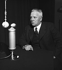 Verteidigungsminister Juho Niukkanen in einem Studio, 1930er Jahre