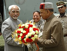 Bývalého viceprezidenta Hamida Ansariho vítá CM P.K. Dhumal