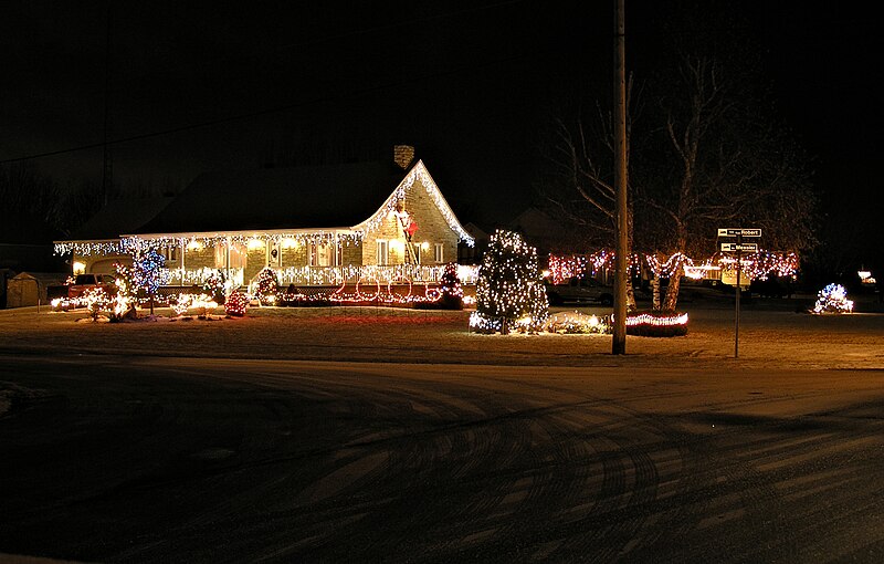 File:Mont-St-Gregoire-Maison Noel 05.jpg