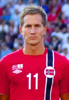 Morten Gamst Pedersen vs England maj 2012 (beskæret).jpg