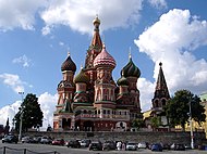 Perinteistä venäläistä arkkitehtuuria edustavassa Pyhän Vasilin katedraalissa on havaittavissa bysanttilaisarkkitehtuurin vaikutus muun muassa holvikaarissa.