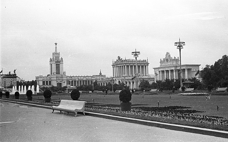 File:Népgazdaság Eredményeinek Kiállítása (ma Összoroszországi Kiállítási Központ), jobbra Türkmenisztán és Örményország pavilonja, balra a Központi Pavilon. Fortepan 60911.jpg