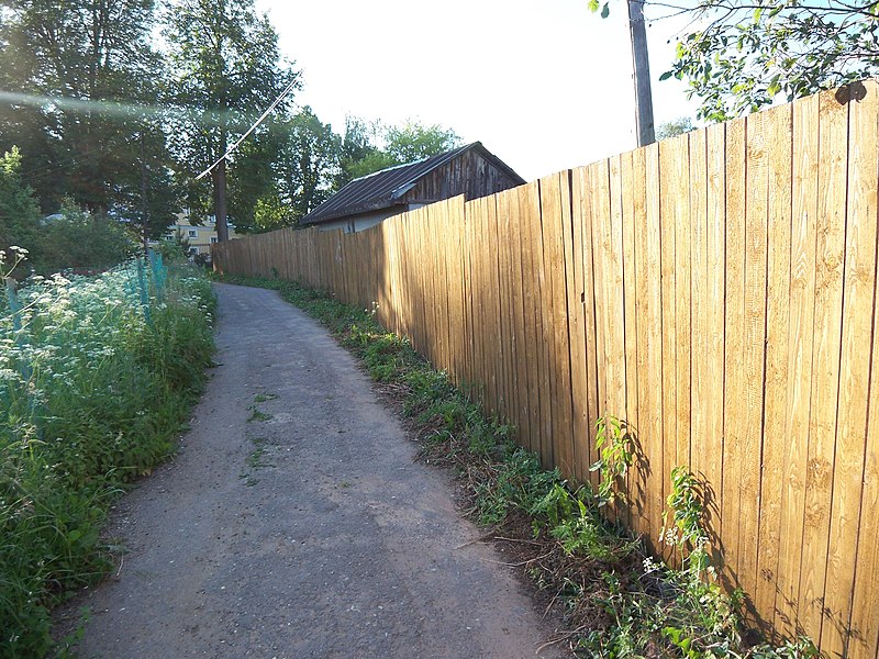 File:Narrow road that leads to the church - panoramio.jpg