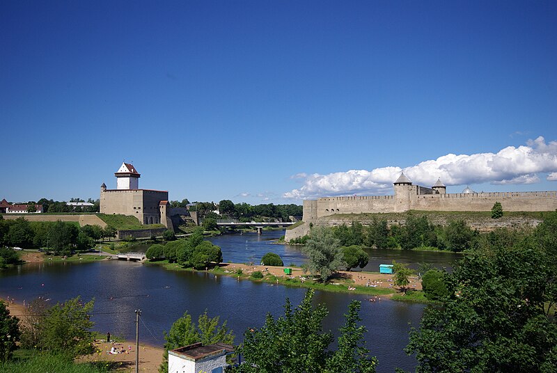 File:Narva linnus & Ивангородская крепость.jpg