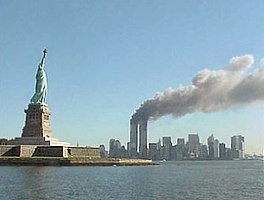 It World Trade Center yn New York stiet yn 'e brân nei de oanslaggen fan 11 septimber 2001.