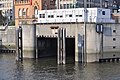 Deutsch: Das Nikolaisperrwerk an der Mündung des Nikolaifleets in den Binnenhafen in Hamburg.