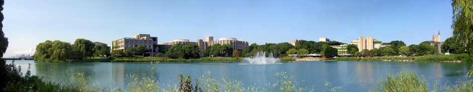 Panorama do campus de Evanston, com o lago artificial em primeiro plano