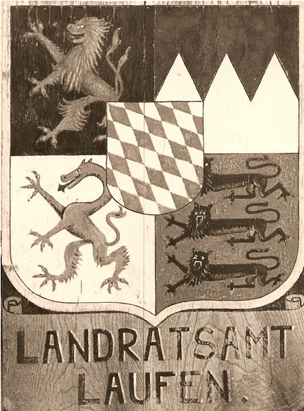 File:O 13 Wappenschild a. Landratsamt - heute Rathaus.jpg