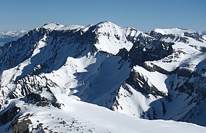 С запада: топка на правом краю картины как только третий горизонт;  над Пиц Дольф, в середине Атласа.  Слева от печи Tschingelhörner с Martinsloch, позади (самая высокая точка) Piz Segnas