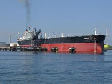 transporteur de brut Omala amarré à Rotterdam, très long navire à coque rouge surmonté de noir.