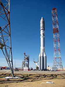 Raketa Proton-M bezprostředně před jejím vypuštěním (2005).