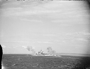 Thiết giáp hạm Warspite đang bắn phá Bãi Sword. Tính đến 16:00 ngày 6 tháng 6, con tàu đã bắn tổng cộng 219 viên 381 mm.