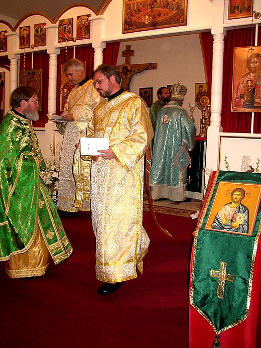 Orthodoxe geestelijken in de All Saints' Antiochian Orthodox Church, Raleigh, Verenigde Staten. Van links naar rechts een priester, twee diakenen en op de rug gezien een bisschop
