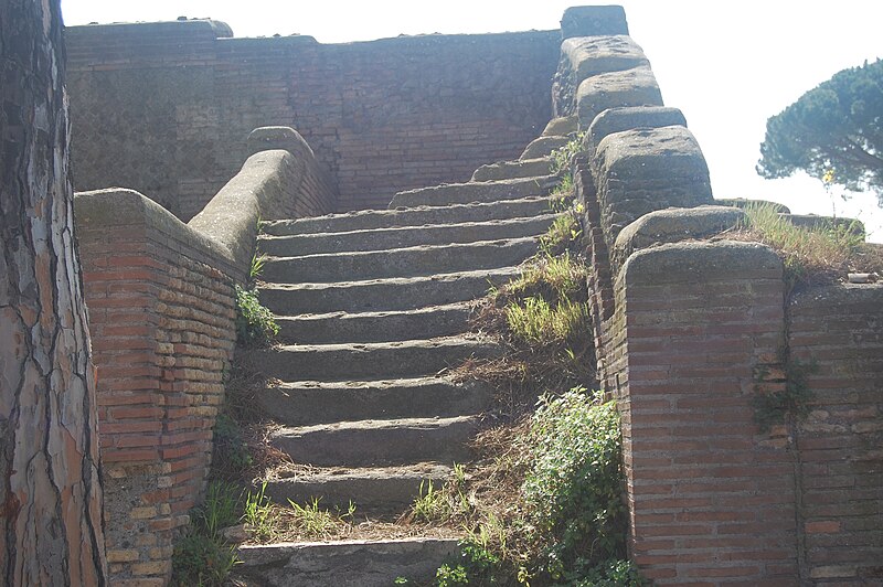 File:Ostia antica - caseggiato dei triclinii 01.JPG