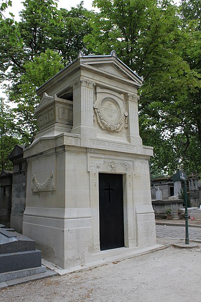 File:Père-Lachaise - Division 23 - Gourgaud 01.jpg