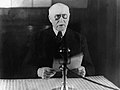 Pétain lisant un discours radiodiffusé.jpg