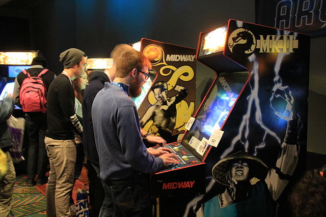 A vintage Mortal Kombat II arcade cabinet (with artwork of the character Raiden on the side panels) at PAX South 2015