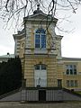 Fragment kaplicy przy dawnym Pałacu Prymasowskim w Skierniewicach (widok pałacu od strony parku miejskiego)