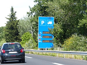 XCE45 Présignalisation des places de stationnement sur les aires repos pour les poids lourds