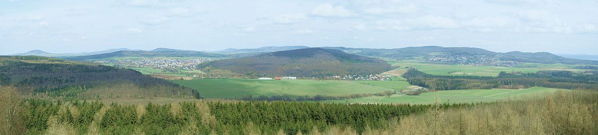 Nordblick vom Aussichtsturm Klauskopf. Links ist Bad Emstal zu erkennen. Rechts liegt Niedenstein. Mittig am Horizont ist in klein der Habichtswald zu sehen (schräg rechts oberhalb von Bad Emstal).