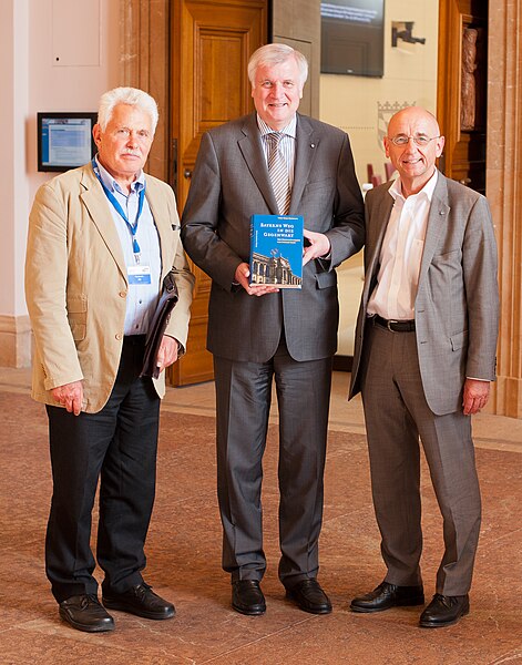 File:Peter Claus Hartmann with Horst Seehofer and Alfred Sauter 2012.jpg