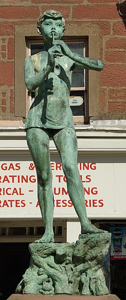 File:Peter Pan statue in Kirriemuir by Nick 3 fokuso.jpg