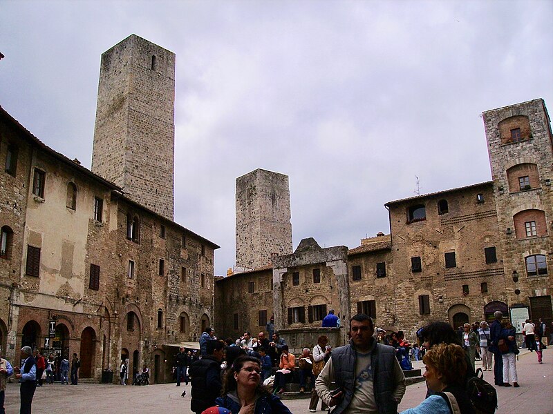 File:Piazza della Cisterna in San Gimignano-3.jpg