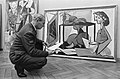 Picassos in Stedelijk Museum, douane-personeel controler kisten en inhoud, Bestanddeelnr 920-1092.jpg