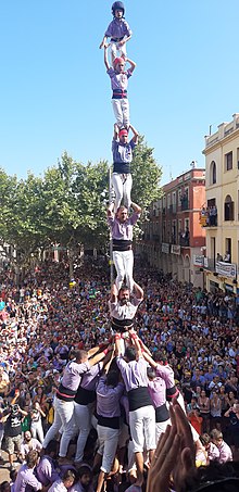 Pilar de 8 amb folre i manilles descarregat per la Colla Jove Xiquets de Tarragona.