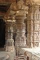 Гадага архитектура стиле: Сарасвати Гыйбадәтханәсендә бизәкле баганалар, Гадагта Трикутешвара гыйбадәтханә комплексы.