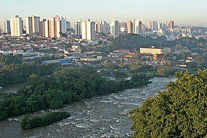O rio Piracicaba no centro da cidade